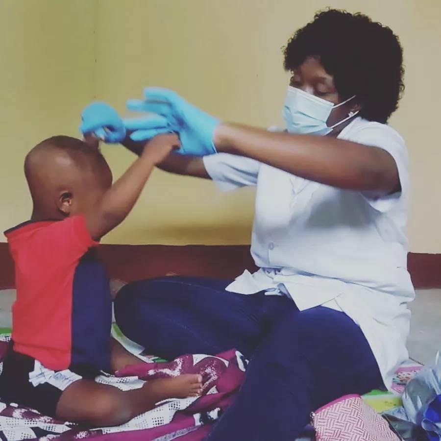 Fisioterapia a un bambino