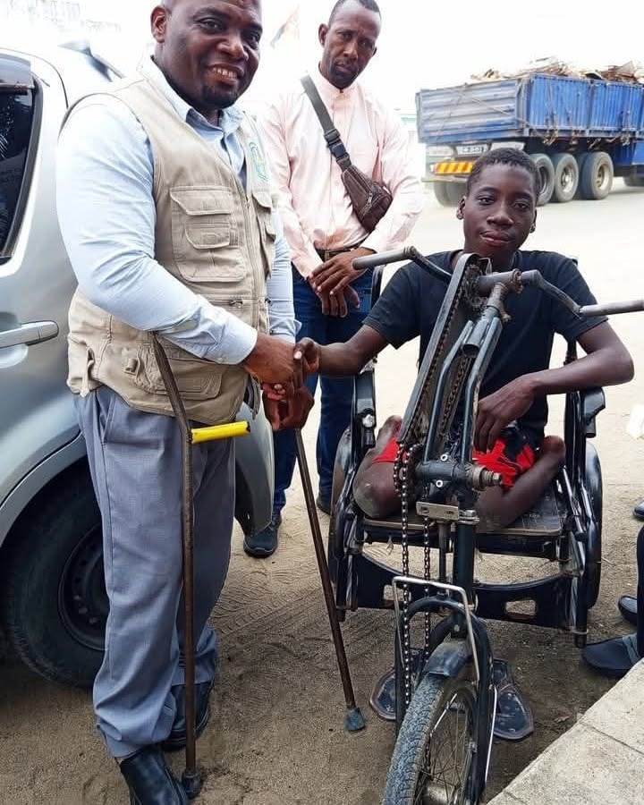 La consegna di una carrozzina a un ragazzo di Quelimane